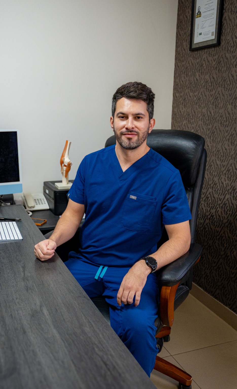 Dr. Jorge González durante una consulta en Saltillo