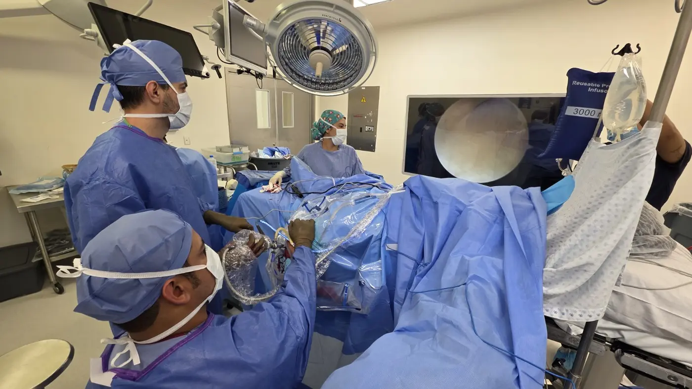 Equipo quirúrgico realizando una artroscopia de rodilla con visualización en monitor
