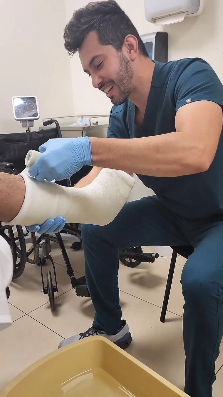 Dr. Jorge González revisando estudios de rodilla durante una consulta