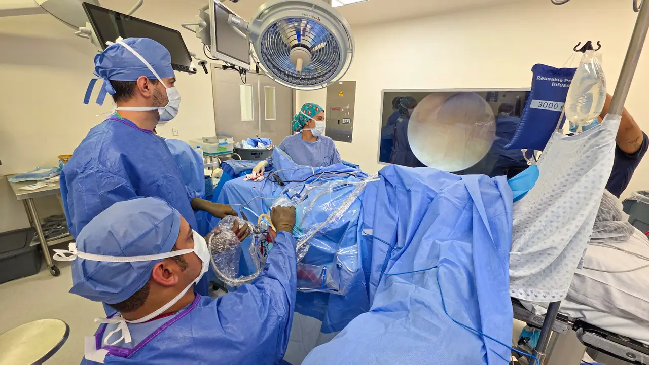 Equipo médico durante una cirugía artroscópica de rodilla